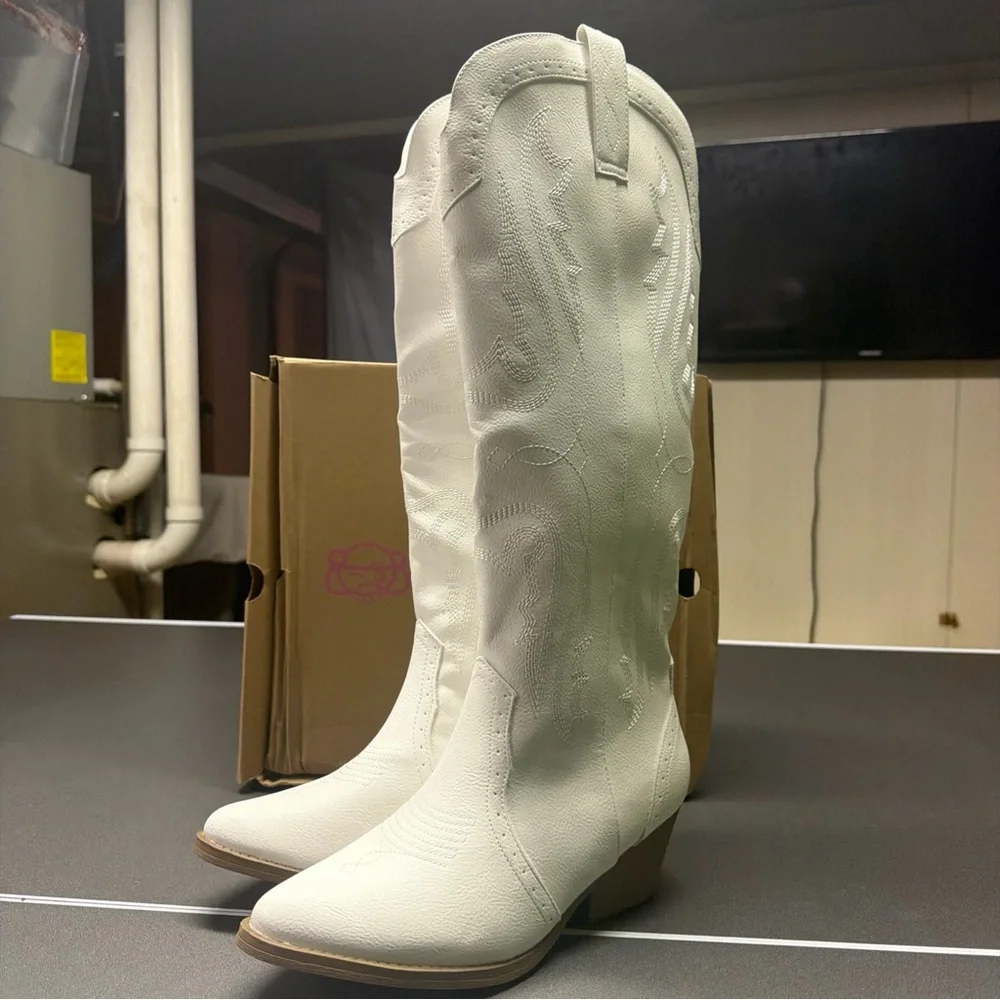 NIB Sugar Womens Tall White Cowboy Cowgirl Boots PointedToe Embroidered Size 8.5
